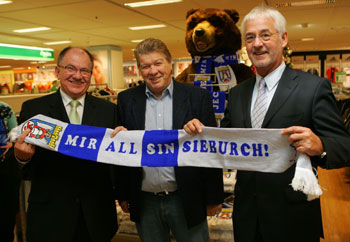 Das Bild zeigt vl. Detlev Damböck, Günther Krengel und Bürgermeister Franz Huhn bei der Vorstellung des Mottoschals