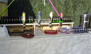 Das Bild zeigt die Bar einer Apres-Ski-Party