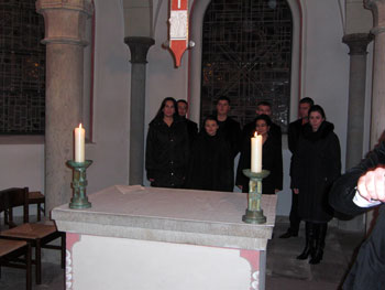 Das Bild zeigt die Abendmesse in der Benediktinerabtei 