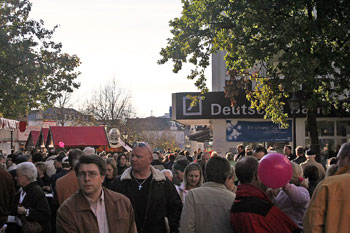 Das Bild zeigt die vielen Besucher am verkaufsoffenen Sonntag in der Innenstadt