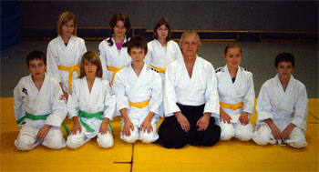 Aikido-Jugend vor den Ferien in der Heinrich-Hanselmann-Schule mit dem Übungsleiter Michael Gratze