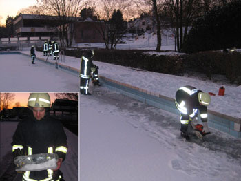 Die Feuerwehr sägt mit Motorsägen das Eis auf