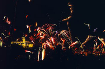 Das Bild zeigt ein Feuerwerk