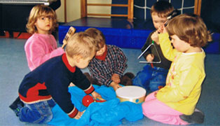 Das Bild zeigt Kinder bei der Mus.Früherziehung