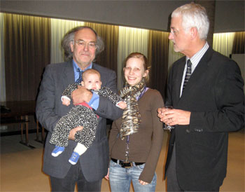 Günther Haller mit Schwiegertochter Katharina, Enkelchen Leni und Bürgermeister Huhn