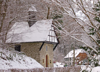 Die verschneite Rochus-Kapelle in Seligenthal