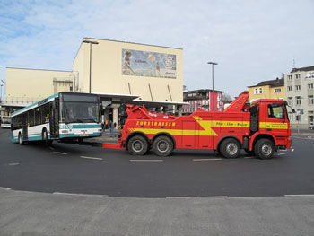 Bus wird nach Unfall am Siegburger Bahnhof abgeschleppt