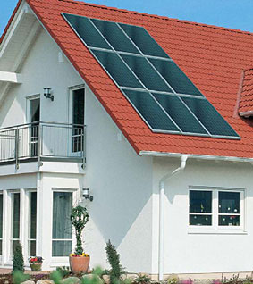 Ein Einfamilienhaus mit Photovoltaik-Anlage