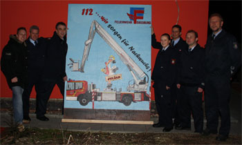 Siegburger Feuerwehr mit überdimensionaler Gratulationstafel