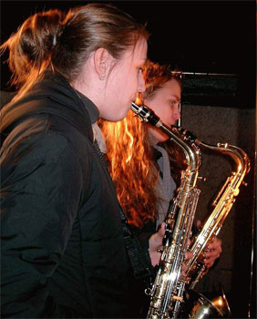 Zwei Mädchen spielen Saxophon