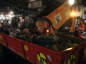 Müllentsorgung auf dem Marktplatz 