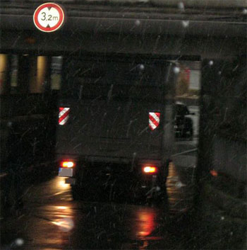 Festgefahrener LKW an der Unterführung Mahrstraße