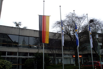Fahne auf Halbmast am Siegburger Rathaus