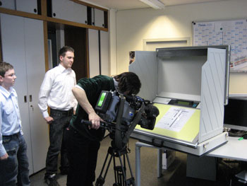Das Kamerateam des WDR filmt das Wahlgerät