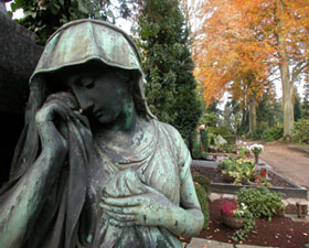 Eine Statue auf dem Friedhof