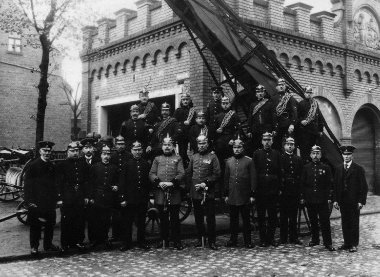 2020-04-24 - Feuerwehr 1930 eine Löschgruppe der Freiwilligen Feuerwehr mit Branddirektor Richarz und den Brandmeistern Rosen und Schwenzfeuer in der Mitte