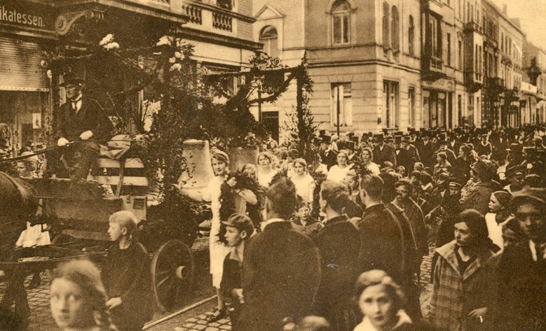 2020-04-30 - Glockeneinzug Feierlicher Einzug der neuen Glocken für die Evangelische Stadtkirche 1925, hier auf der Kaiserstraße