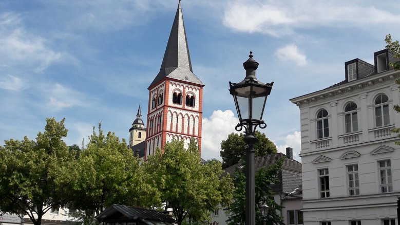 2020-04-30 - Servatius-Matthias Ennenbach Sankt Servatius, Museum, im Hintergrund die Abtei