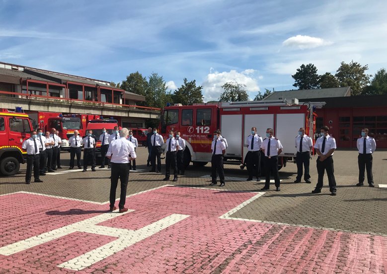 2020-08-04_feuerwehr-ausbildung.jpg Die 18 Teilnehmer des Ausbildungslehrgangs werden von Bürgermeister Franz Huhn begrüßt