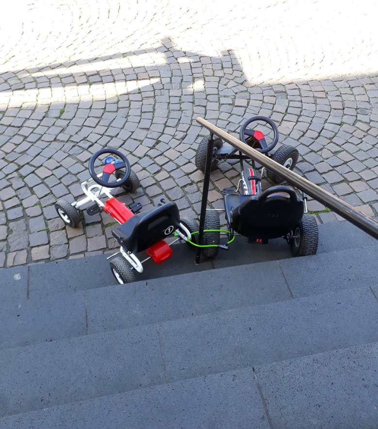 2020-08-06_kettcar-museum.jpg Kettcar vor Museumstreppe