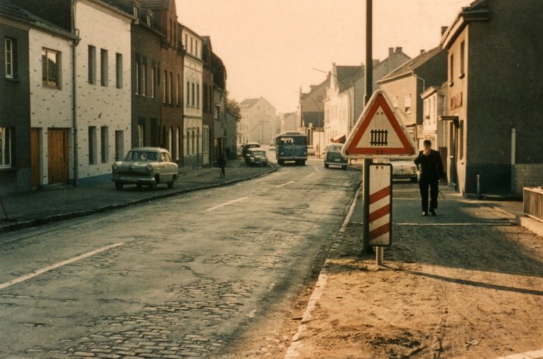 2020-08-06_zeithstrasse.jpg Bahnübergang in der Zeithstraße, Aufnahme von 1970