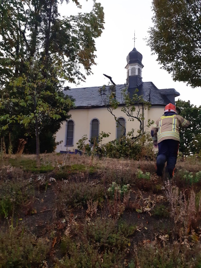 2020-08-14_nepomukapelle Feuerwehrmann vor der durch einen Ast beschädigten Nepomukkapelle