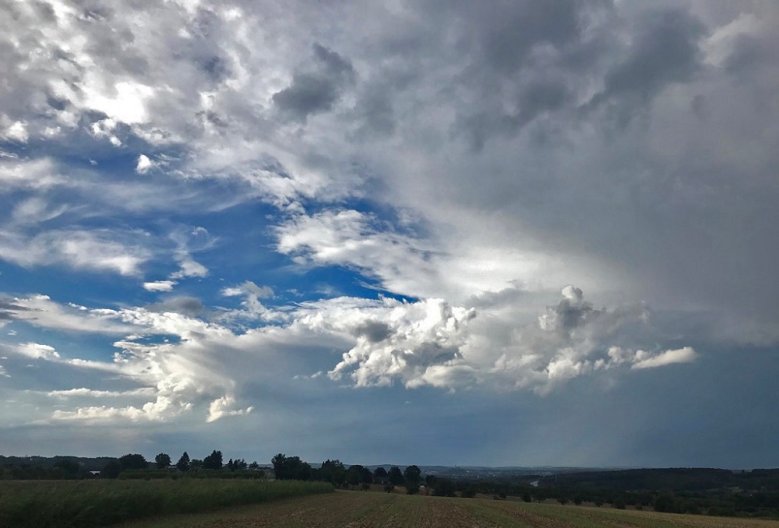 2020-08-19_gewitterhimmel-bjoern-langer Abziehendes Gewitter über dem sehr klein erscheinenden Michaelsberg