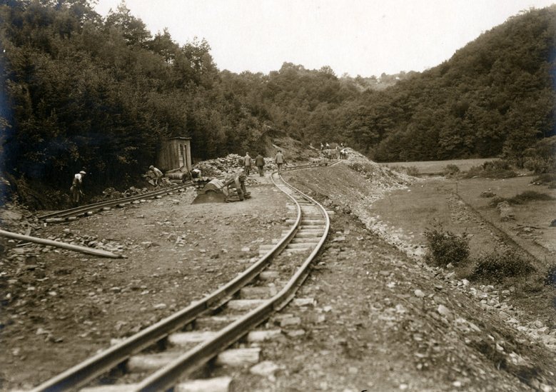 2020-08-19_wahnbachtalstrasse.jpg Bau der Wahnbachtalstraße im Sommer 1925
