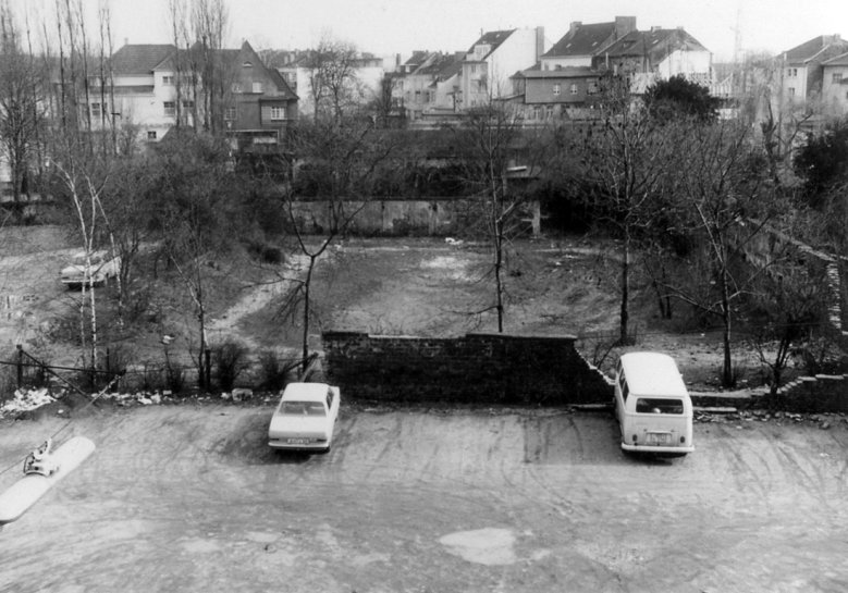 2020-12-09_bahnhofstrasse.jpg Blick aus dem Haus Bahnhofstraße 25 Richtung Neue Poststraße im März 1970