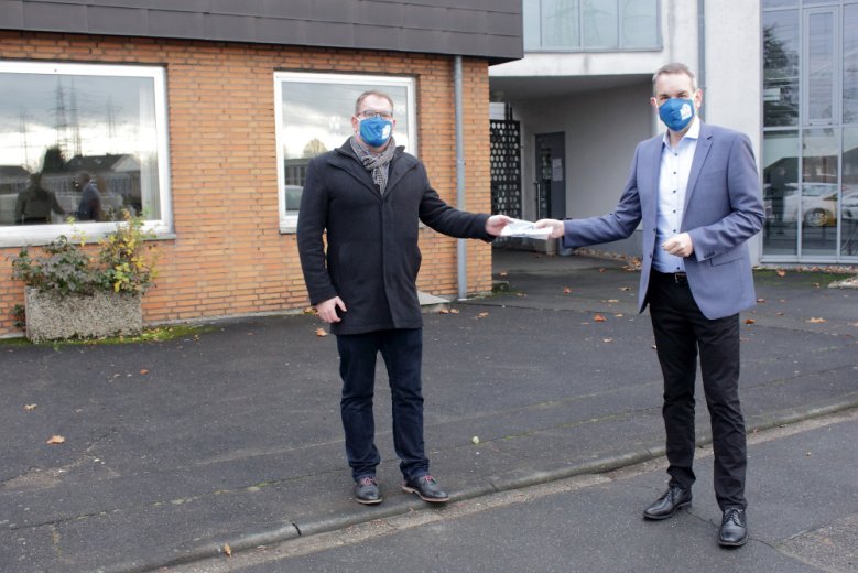Mund-Nase-Bedeckungen überreichte Bürgermeister Stefan Rosemann, links, an Daniel Schreiter, Leiter des Amts für Baubetrieb und Immobilienmanagement Mund-Nase-Bedeckungen überreichte Bürgermeister Stefan Rosemann, links, an Daniel Schreiter, Leiter des Amts für Baubetrieb und Immobilienmanagement