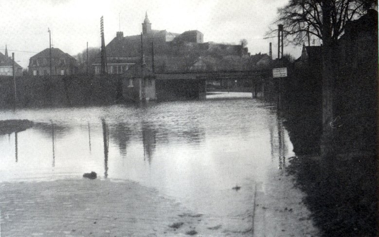 Unterführung Bonner Straße - voll Wasser, hier Mitte der 1920-er-Jahre Unterführung Bonner Straße - voll Wasser, hier Mitte der 1920-er-Jahre