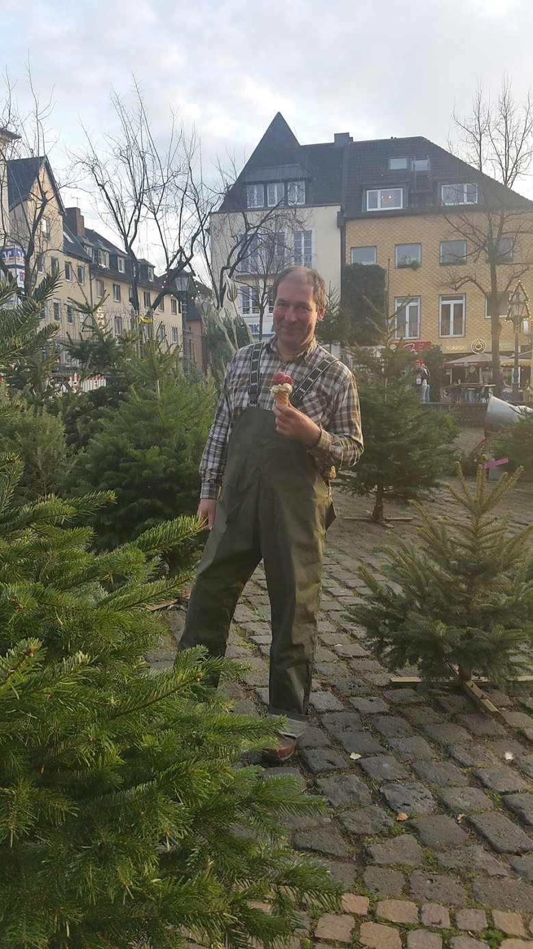 Weihnachtsbaumverkäufer Hubertus Steinhoff 2015 mit Eis auf dem Markt Weihnachtsbaumverkäufer Hubertus Steinhoff 2015 mit Eis auf dem Markt