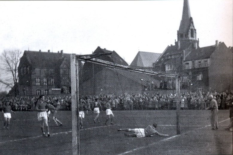 Der SSV 04 in den 1950-er und 1960-er Jahren am Sportplatz an der Waldstraße. Der SSV 04 in den 1950-er und 1960-er Jahren am Sportplatz an der Waldstraße. Im Hintergrund Annokirche und Nordschule