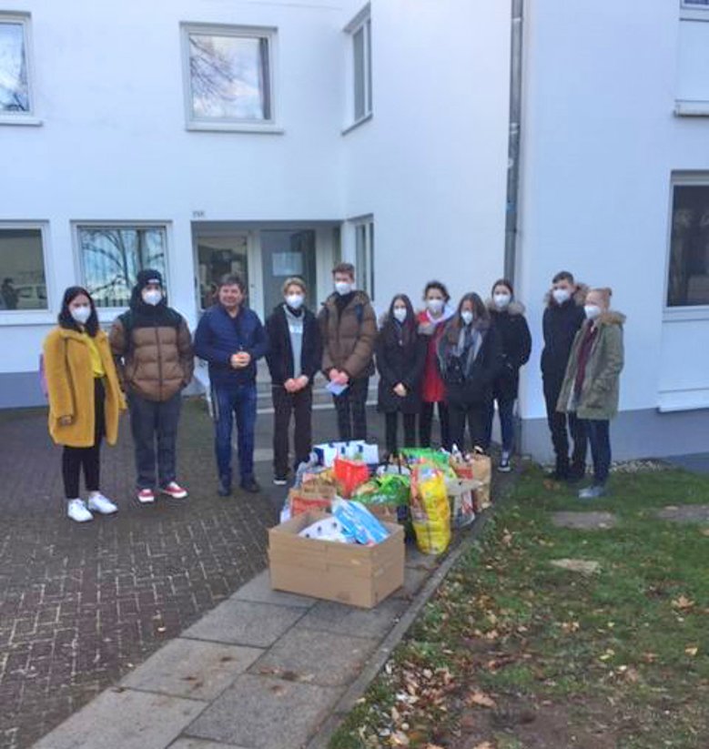 Gesamtschule - SKM SchülerInnen der 10. Klasse der Gesamtschule Siegburg sammelten Lebensmittel und Geldspende für die Siegburger Tafel