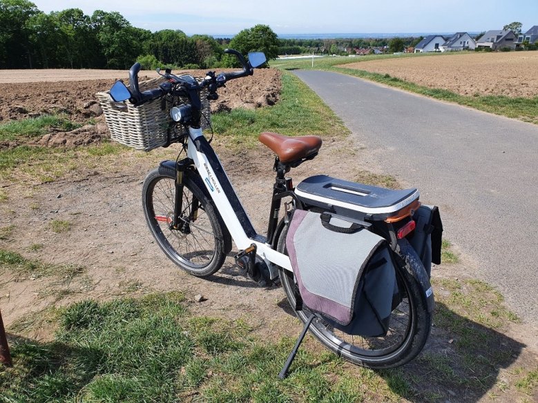2020-07-01_nachhaltigkeit-e-bike-reinhard-kretschmer E-Bike, am Rande eines asphaltierten Feldwegs abgestellt