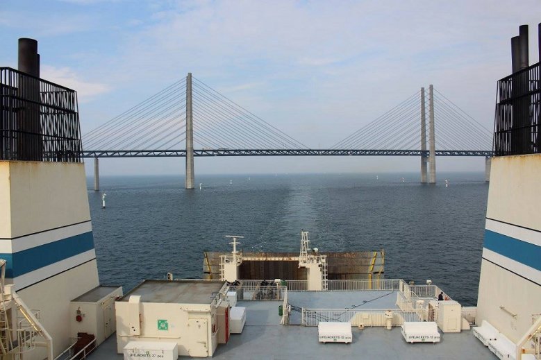 2020-07-01_oeresundbruecke Blick von einer Fähre auf die Öresundbrücke