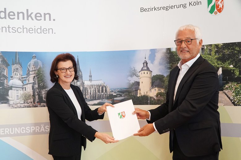 2020-07-03_foerderbescheid-uebergabe.jpg Förderbescheid Übergabe
