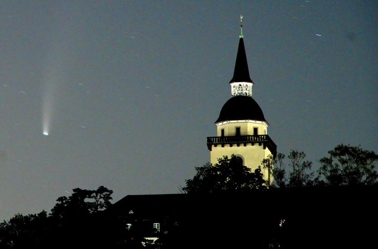 2020-07-20_komet-ueber-abtei-adam-cwientzek(2).jpg Komet über der Abteikirche