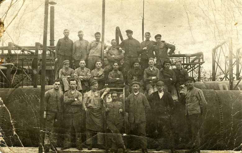2020-06-21_geschossfabrik.jpg Belegschaft der Geschossfabrik in der Wilhelmstraße um 1920