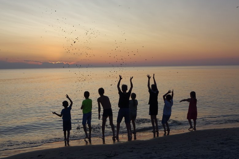 2020-06-24 Urlaubsfoto-daenemark Kurtenbach Kinder als Schattenumriss bei Sonnenuntergang am Strand