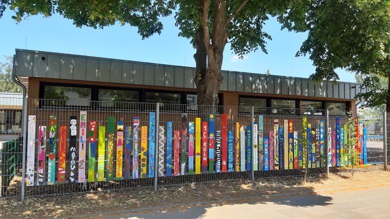 2020-06-30_kita-anno.jpg Der bunte Kindergartenzaun