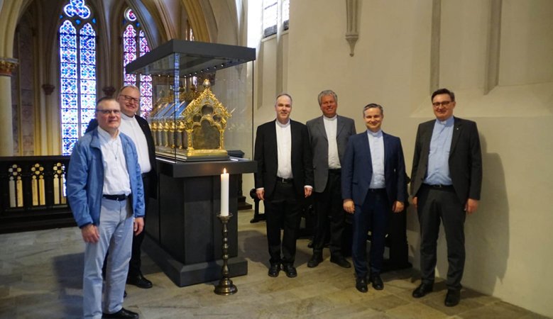 2020-06-30_schatzkammer.jpg (v.l.): Pfarrer Klaus Steinert, Monsignore Markus Bosbach, Pfarrer Rainer Hoverath, Pfarrer Christoph Jansen, Generalvikar Monsignore Dr. Markus Hofmann und Kreisdechant Norbert Hörter