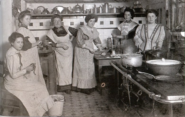 2020-05-06_Küche Sgb hof 1910 Schwarzweißfoto von Frauen mit Schürzen in einer Küche