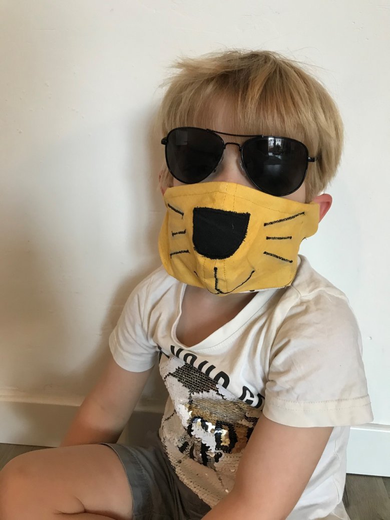 2020-05-06_Maske-Kathrin Post-Isenberg Kind mit Sonnenbrille und Löwen-Maske