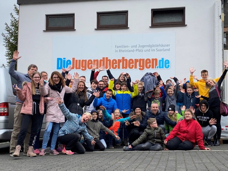 2020-05-10 - SV Hellas Jugendgruppe vor einem Gebäude mit Jugendherbergs-Banner