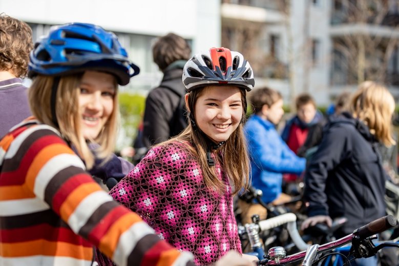 2020-05-14_Klima-Tour Zwei Mädchen mit Fahrrädern und Fahrradhelm auf dem Schulhof