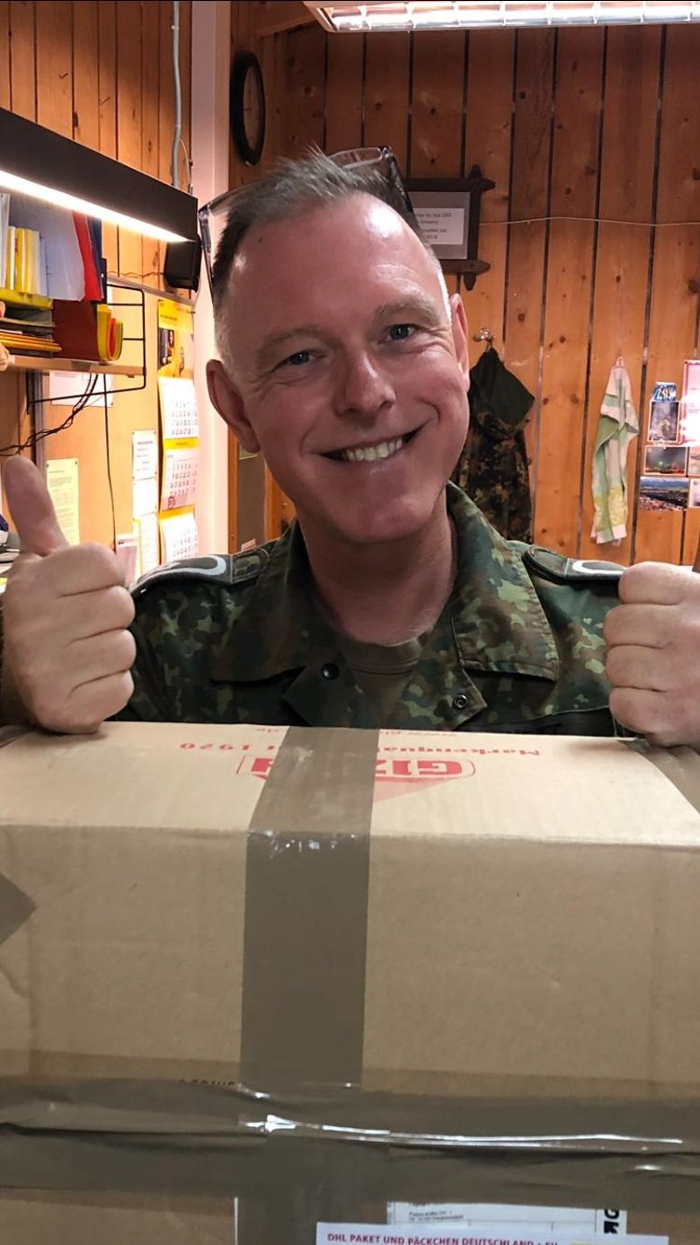 2020-05-14_Reservisten Lachender Soldat mit einem Paket