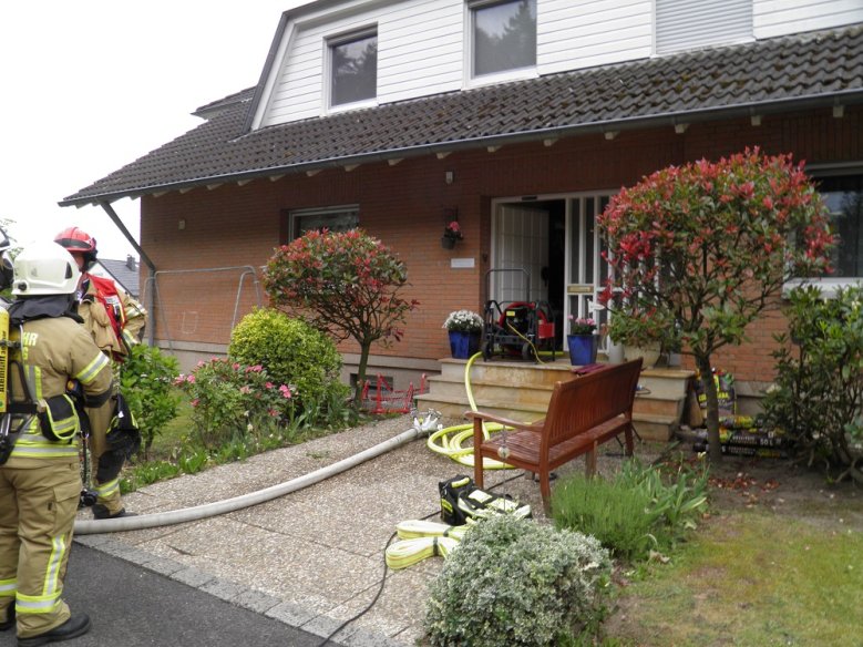 2020-05-15_feuerwehr-Petersbergstraße Feuerwehrleute vor einem Haus, in dessen Öffnung ein Entraucher steht