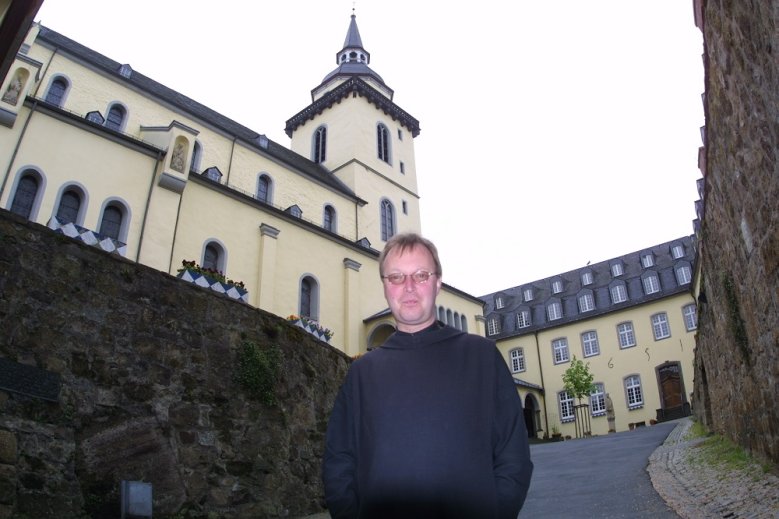 2020-05-17_Abt Mönch vor einer Kirche