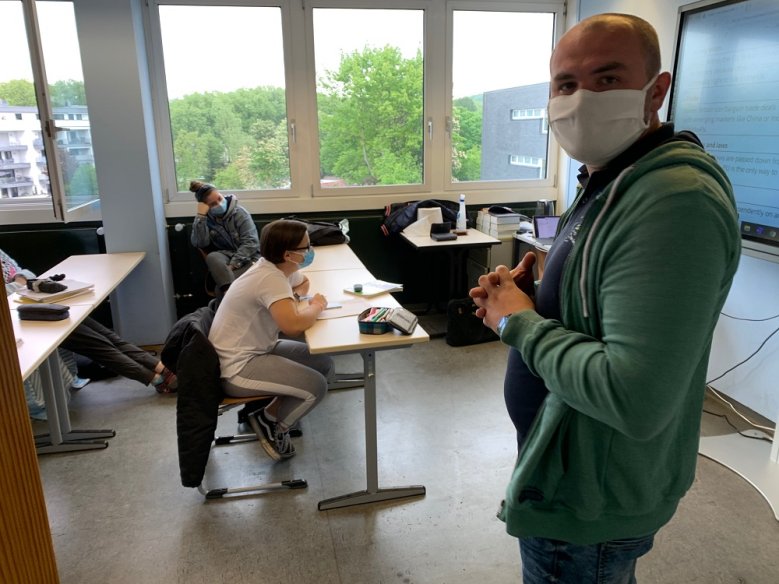 2020-05-17_Freie Christliche Gesamtschule Lehrer und Schüler mit Mundschutz im Klassenraum